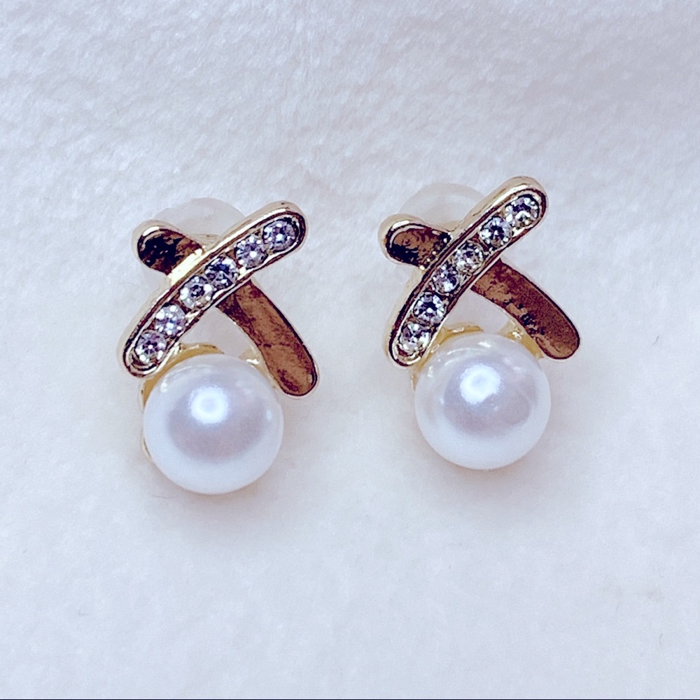 ❣️$25/3❣️ Elegant Tiny Faux Pearl Rhinestone Stud Earrings - Picture 3 of 10
